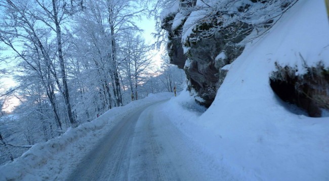 Babin zub - tunel od snega pored Doma Skijanje na Babinom zubu - Stara planina
