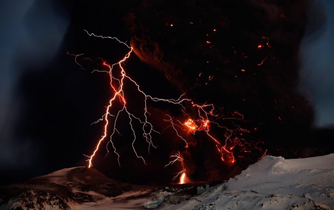 Erupcija vulkana na Islandu Vulkanska erupcija na Islandu Vulkan na Islandu Vulkan Island, vulkanska erupcija i vulkanski oblak na Islandu