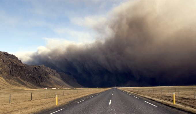 Oblak vulkanskog dima dolazi Vulkan Island, vulkanska erupcija i vulkanski oblak na Islandu