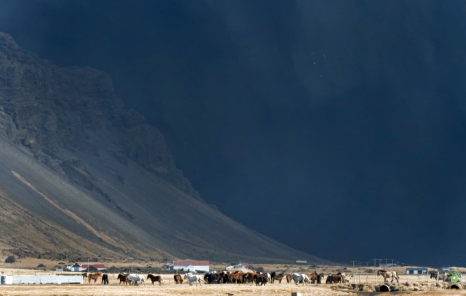 Oblak vulkanskog dima i pepela nad Islandom Vulkan Island, vulkanska erupcija i vulkanski oblak na Islandu
