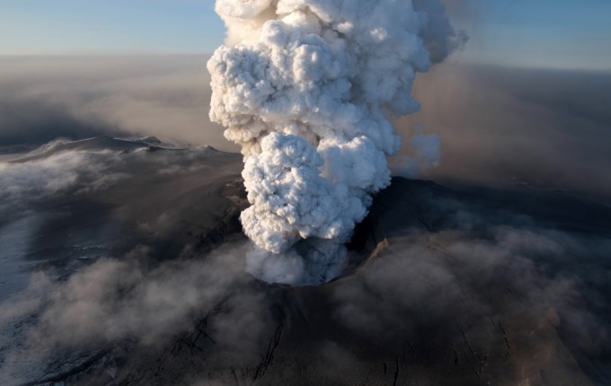 Vulkan na Islandu Vulkan Island, vulkanska erupcija i vulkanski oblak na Islandu