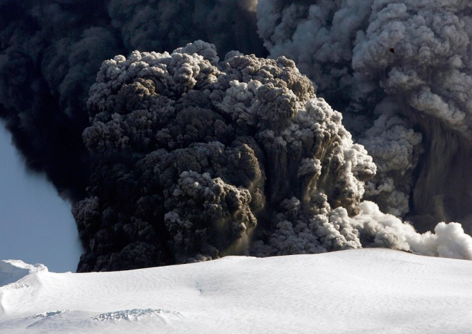 Vulkanska erupcija na Islandu Vulkan na Islandu Vulkan Island, vulkanska erupcija i vulkanski oblak na Islandu