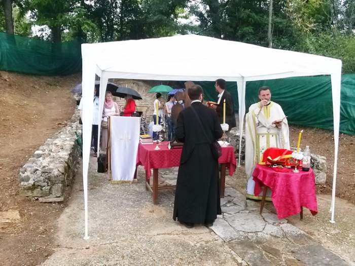 Liturgija na grobu gde su sahranjeni Sveti Ermil i Stratonik Beogradski