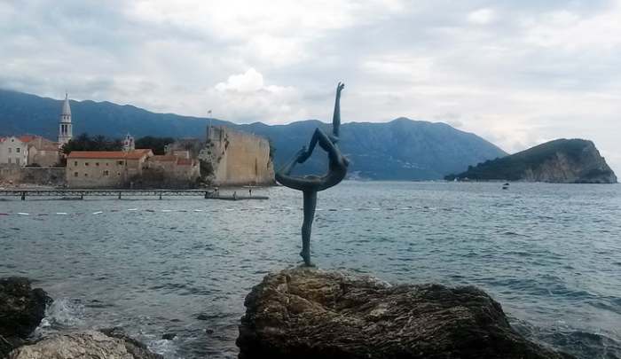 Plaža Mogren i balerina - statua Budvanska plesačica 