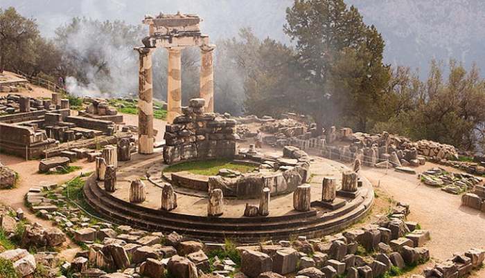 Delfi proročište u Grčkoj - Talos okrugli hram