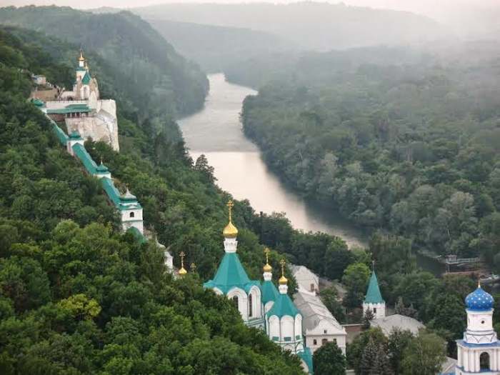 Svjatogorska Sveto-Uspenska Lavra i reka Severski Donjec Ukrajina