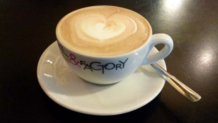 Caffe and Factory - produženi espreso sa mlekom
