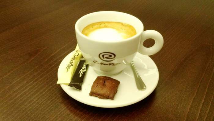 Cofee Room i produženi espreso sa mlekom i mali biskvit kao prilog