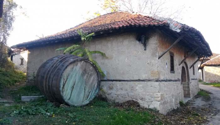 Rajačke pimnice tipična kuća vinski podrum u selu Rajcu