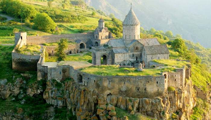 Tatev Monastery Armenia - 30 turističkih destinacija koje ćete zapamtiti za ceo život