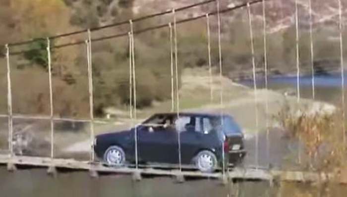 Hrabar vozač - autom preko visećeg mosta Debar Makedonija