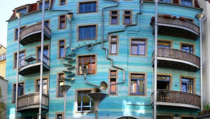 Muzička zgrada koja svira na kiši u Drezdenu