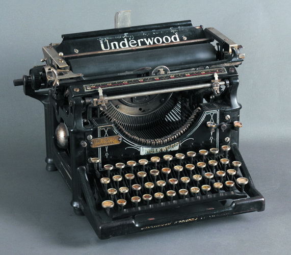Andželina Džoli i Hemingvejeva pisaća mašina Underwood