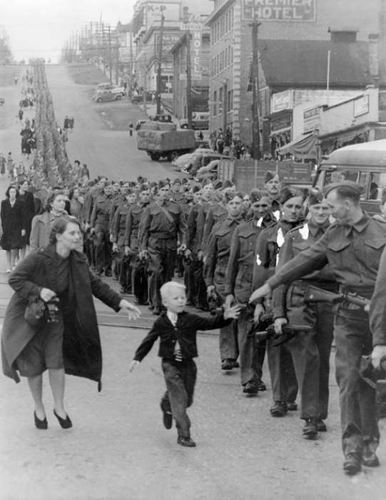 Daj mi ruku, tata!'... Nju Vestminster, Kanada, 1940