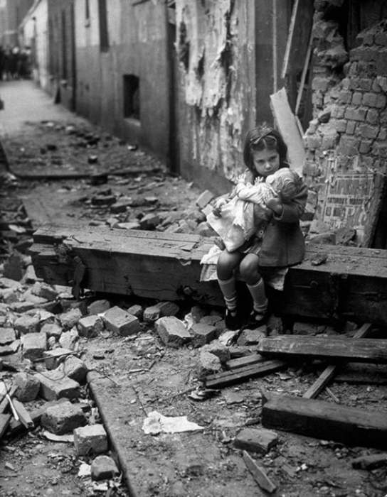 Devojčica s lutkom posle nemačkog bombardovanja Londona, 1940
