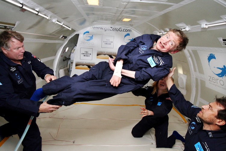Fizičar Stiven Hoking u bestežinskom stanju u avionu NASA za trening astronauta