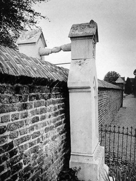 Grobovi katolkinje i njenog supruga protestanta - odvojeni zidom