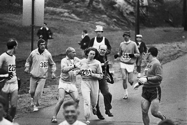 Katrin Švicer ona je prva žena u istoriji koja je pretrčala celu stazu, Boston, 1967