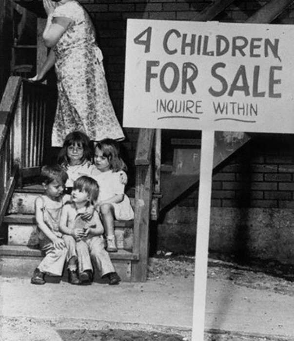 Majka skriva lice od srama jer prodaje svoju decu, Čikago, 1948