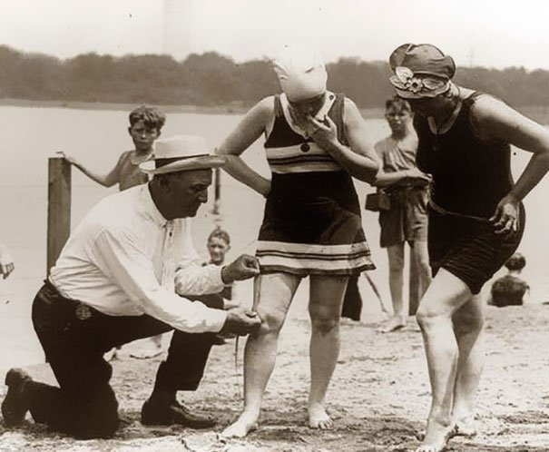 Merenje dužine kupaćeg kostima na gradskoj plaži, da li je za kaznu, 1930