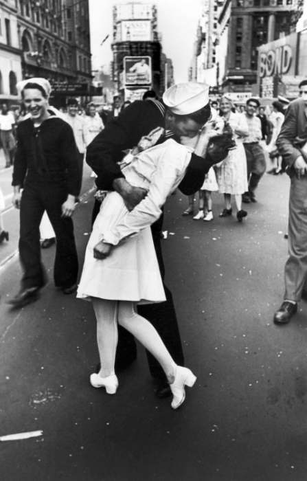 Poljubac na Tajms skveru- rat je završen, 1945