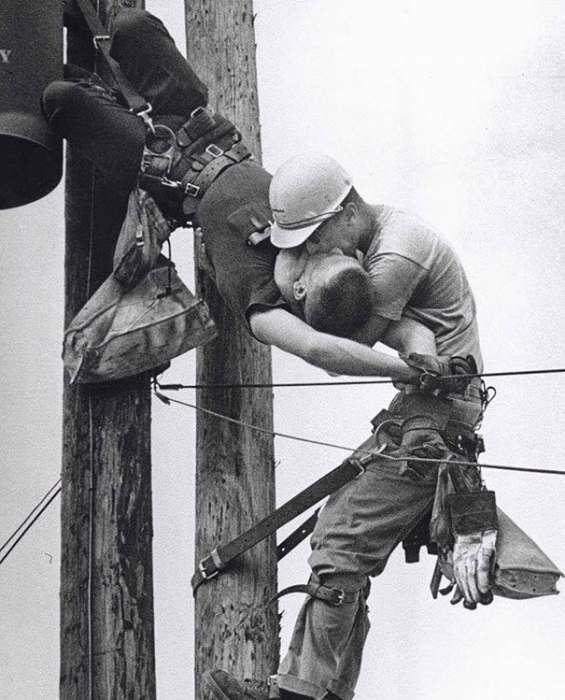 'Poljubac života!' - poljupcem usta-na-usta, kolega je spasio život radniku povređenom na mreži visokog napona, 1967