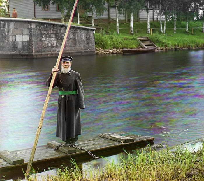 fotografije u boji carske Rusije - Sergej Mihailovič Prokudin Gorski splavar