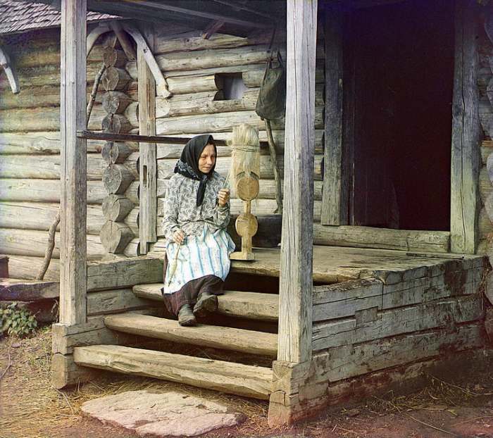 fotografije u boji carske Rusije - Sergej Mihailovič Prokudin Gorski stara ruskinja prede vunu