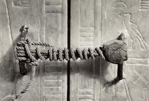 zaključana i zapečaćena vrata Tutankamonove grobnice kad je otkrivena 1922