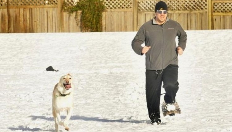 Zimsko trčanje sa psom po snegu