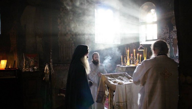 Kako se ponašati u Crkvi na Svetoj liturgiji i saveti za molitvu - Liturgija manastir Visoki Dečani Kosovo Srbija