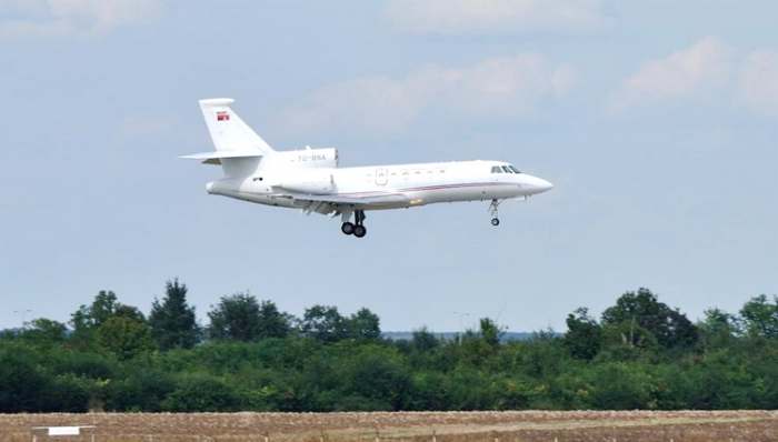 Predsednički avion - Ko visoko leti, nisko pada - prosuta kafa u avionu