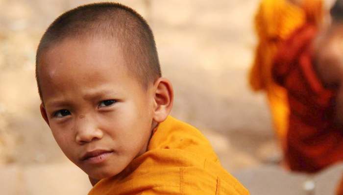 Bol - dečak budista mladi budistički monah