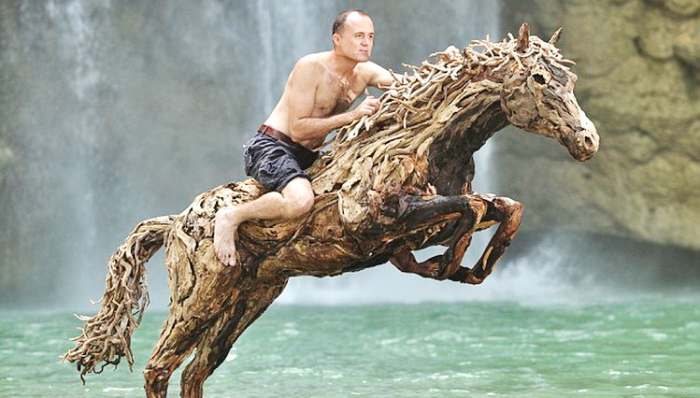 Ero s onoga svijeta - Skulptura konja od drveta