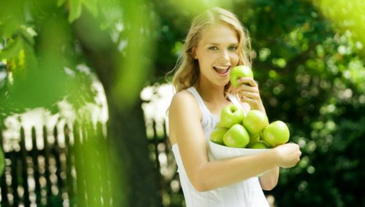 Kako da izgubite višak kalorija Zelene jabuke i lepa plavuša devojka u voćnjaku