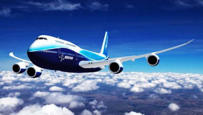 Egzodus - Koliko ljudi odlazi u svet iz zemalja Balkana Avion Boeing 747 jumbo jet u vazduhu na nebu