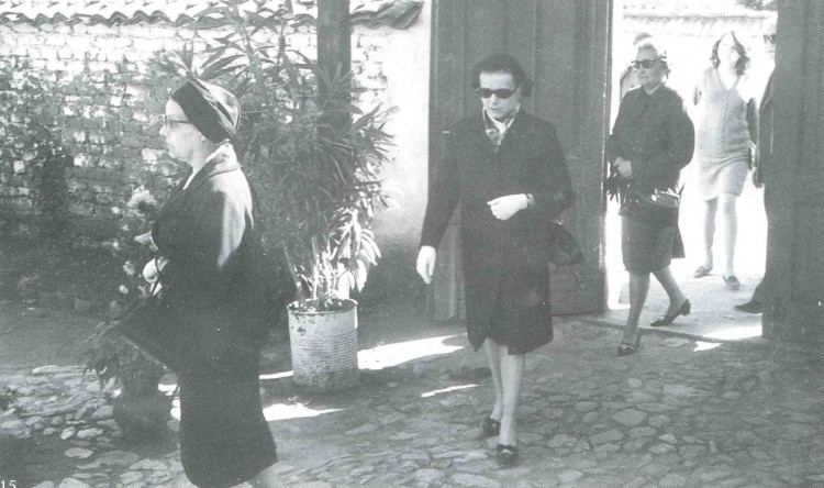 Борине кћери улазе у двориште родне куће свога оца             18. јуна 1967. године