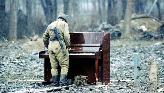Da li je počeo Treći Svetski rat i sprema li se Treći Balkanski rat - Ruski vojnik svira klavir Čečenija 1994