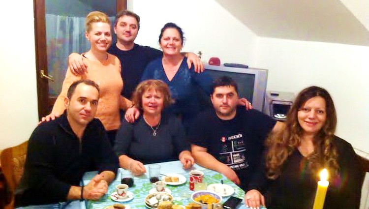 Mnogočlana porodica Trifović - Dara Trifović sa decom