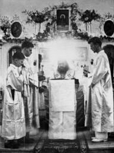 Sveti Jovan Šangajski na liturgiji i uslikano  blagodatno svetlo iznad njegove glave