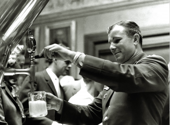 Jurij gagarin u fabrici piva Carlsberg 1962 godine