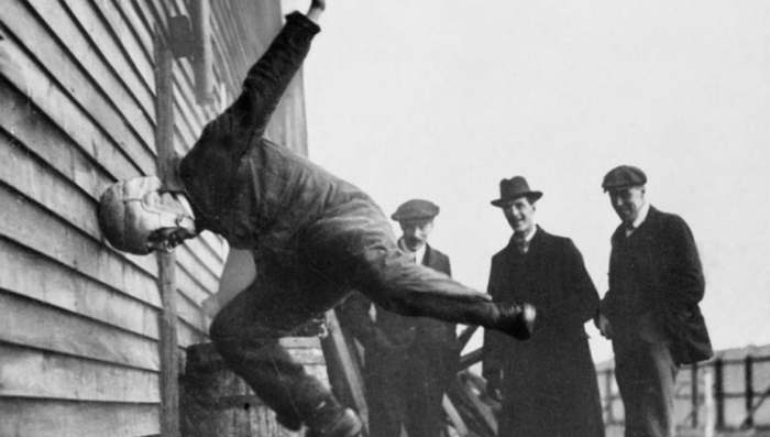 Testiranje šlema za ragbi 1912 godine o zid kuće