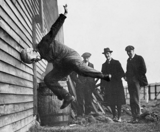 Testiranje šlema za ragbi 1912 godine