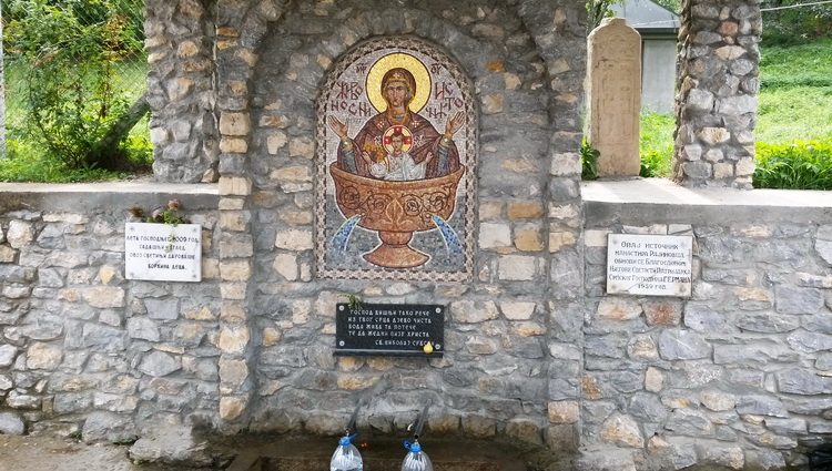 Životvorni istočnik lekoviti izvor pijaće vode manastir Rajinovac