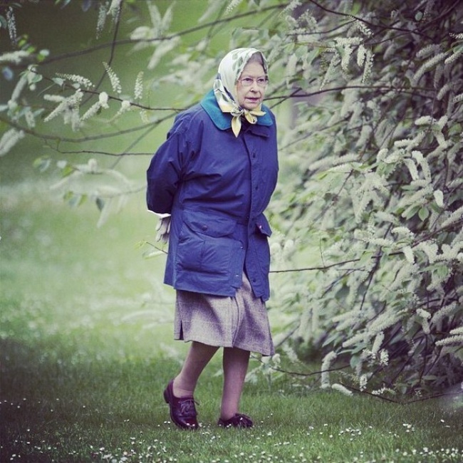 Britanska Kraljica Elizabeta u šetnji parkom