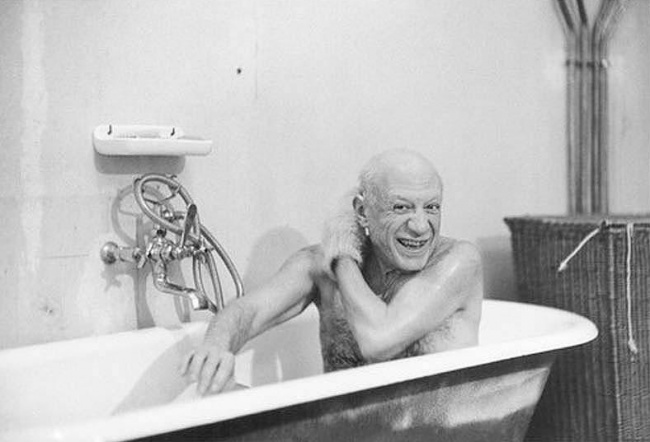 Čuveni španski slikar Pablo Pikaso se kupa u kadi