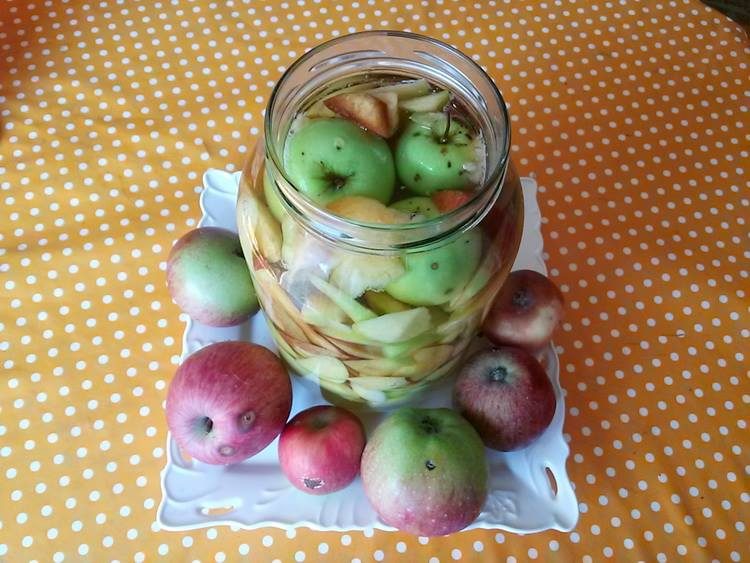 Recept kako se pravi domaće jabukovo sirće kod kuće spremna tegla