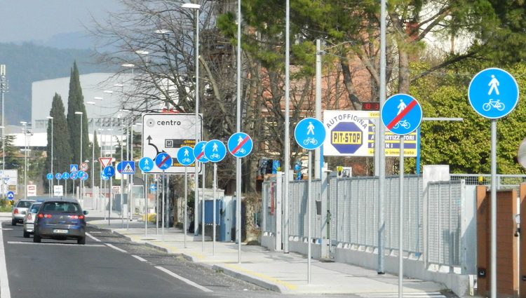 Oznake na putu - ulica Via Grado, grad Manfalcone, Italija