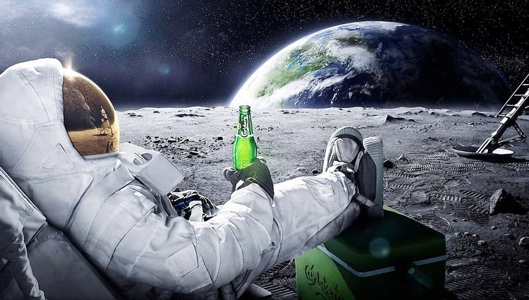 Čudno vrijeme i astronaut pije pivo na mesecu