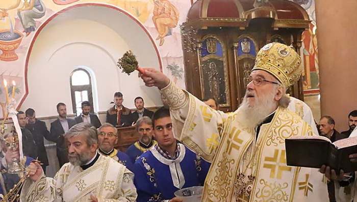 Njegova Svetost Srpski Patrijarh Irinej škropi svetom vodicom ikone